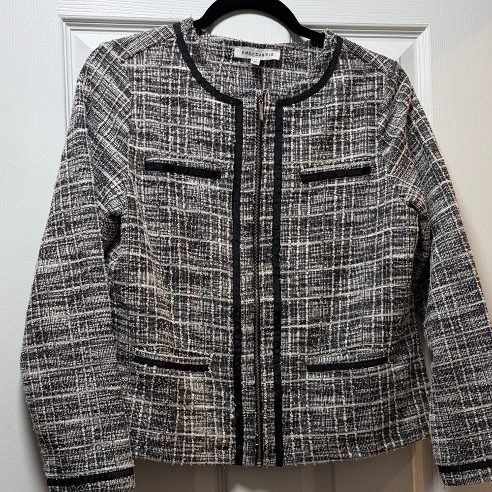 Elegant Tweed Blazer with Black and White Pattern